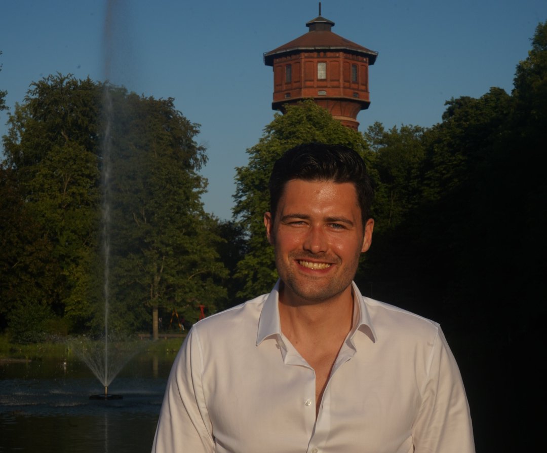 Jonathan Vetter im Büro der IFV in Halle (Saale)