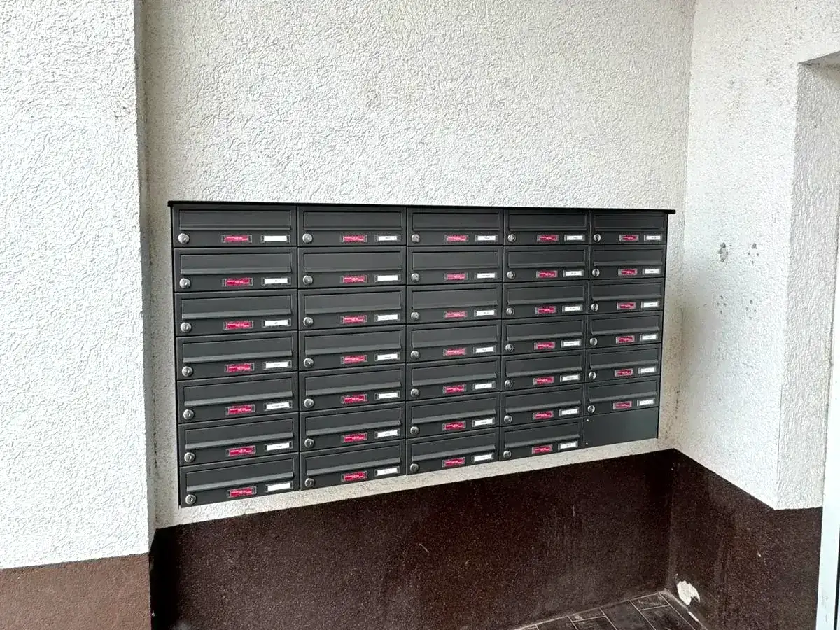 Nachher: Hausflur: neue Briefkastenanlage