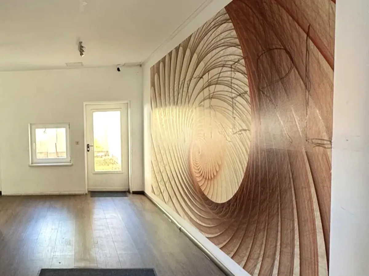 Vorher: Hausflur: Wandbild statt Fototapete
